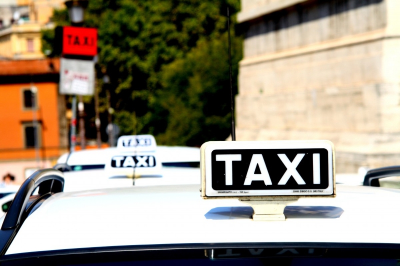 taxis-ARTIGUES-min_taxi_auto_rome_road_white-1051610